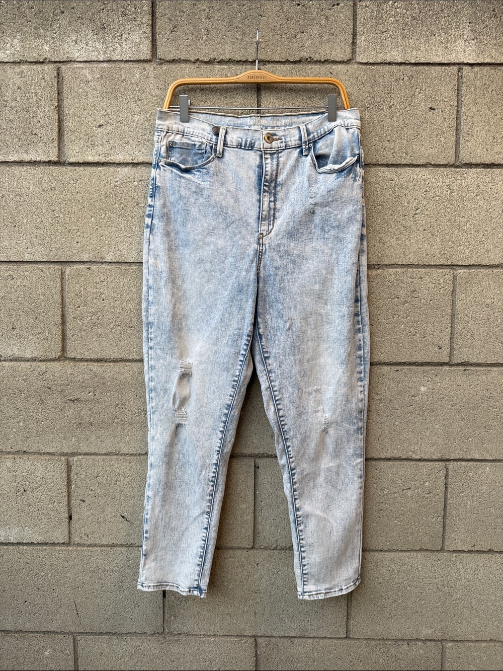 Light Wash Distressed Jeans - Casual High-Rise Style